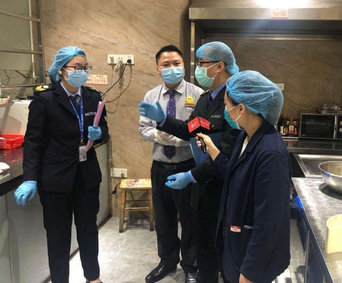 （3）執(zhí)法人員在檢查圣龍大酒家_副本.jpg