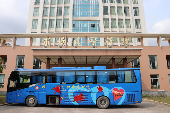 江門血站獻(xiàn)血車開(kāi)進(jìn)市監(jiān)局_副本.jpg