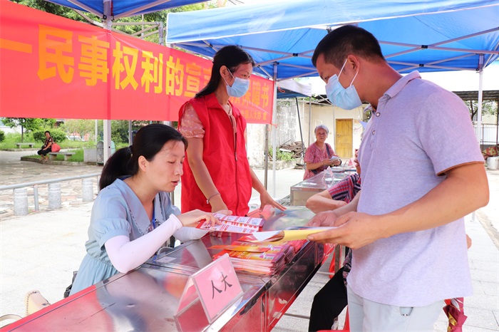 0618在雷登花園設(shè)攤宣傳.JPG