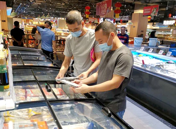 到萬達(dá)廣場嘉榮超市檢查冷凍食品情況_副本.jpg