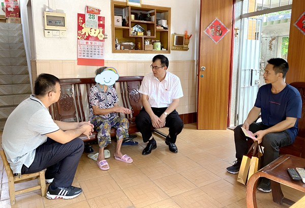 駐點(diǎn)慰問(wèn).JPG