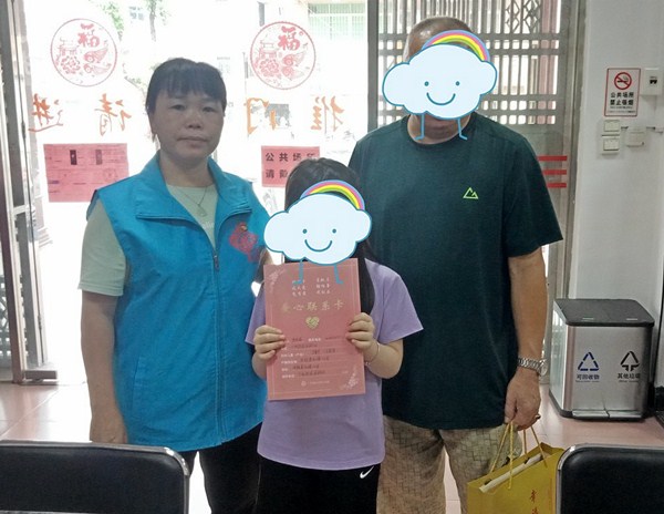 慰問(wèn)女童1.jpg