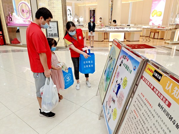 禁毒進(jìn)商場(chǎng)2.jpg