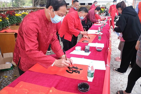 廣海鎮(zhèn)開展“揮春送福迎金?！被顒?.JPG