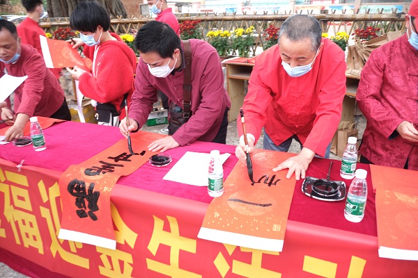 廣海鎮(zhèn)開展“揮春送福迎金牛”活動3.JPG