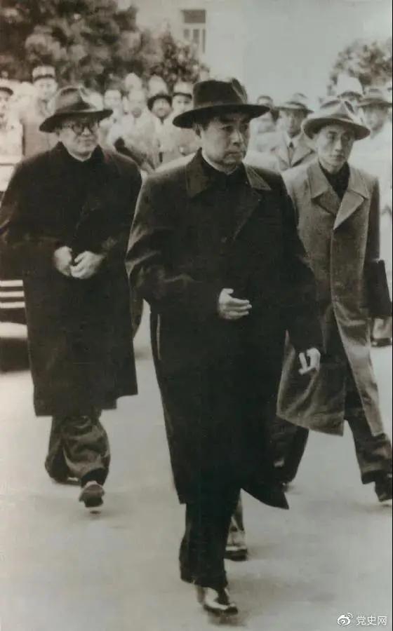 1954年4月26日，日內(nèi)瓦會議開幕。圖為周恩來率中國代表團進入會場.jpg