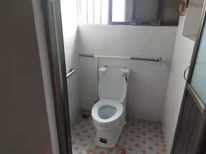 8.達材碧石村低保戶戶廁建設項目2，劉君庭.png