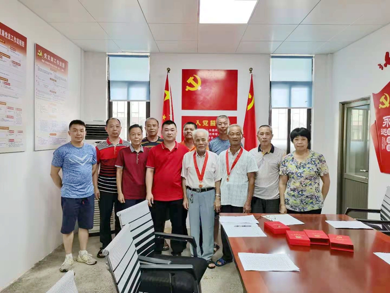 3頒發(fā)光榮在黨50周年紀念章_副本.jpg