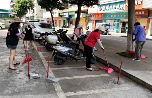 市民自發(fā)參與環(huán)境清掃志愿服務.jpg