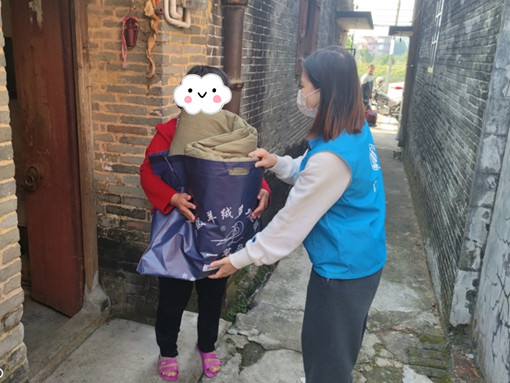 ▲臺城雙百社工為困難群眾送上棉被.jpg