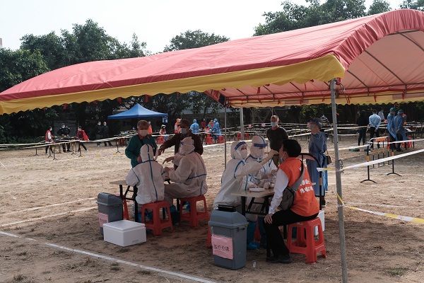 廣海鎮(zhèn)在部分區(qū)域開展大規(guī)模人群核酸采樣檢測實(shí)戰(zhàn)演練3.JPG