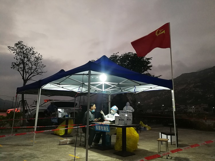 北陡檢測(cè)點(diǎn)亮起了燈，堅(jiān)守崗位為群眾采樣.jpg