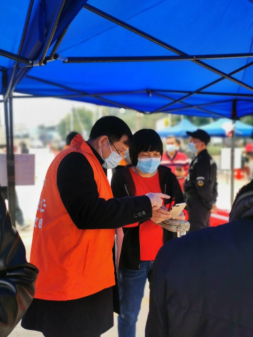 2022.1.15市發(fā)展和改革局局長朱啟輝同志帶領(lǐng)志愿者18人在翹楚體育中心進(jìn)行核酸檢測(cè)志愿服務(wù)1.JPG