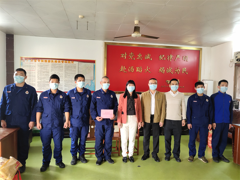 賴書記、雷鎮(zhèn)慰問專職消防隊(duì).jpg
