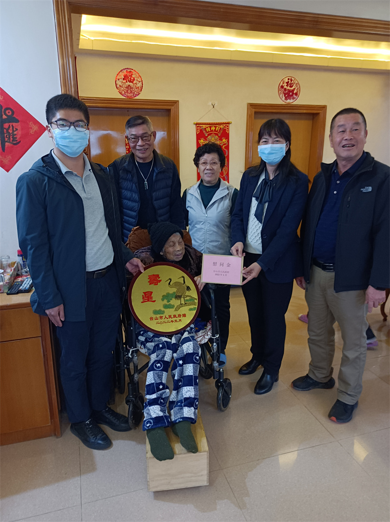 賴書記、吳鎮(zhèn)、甄局慰問新增百歲老人.jpg