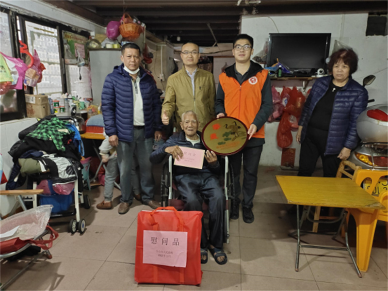 雷克鎮(zhèn)長(zhǎng)、吳鎮(zhèn)慰問百歲老人.jpg