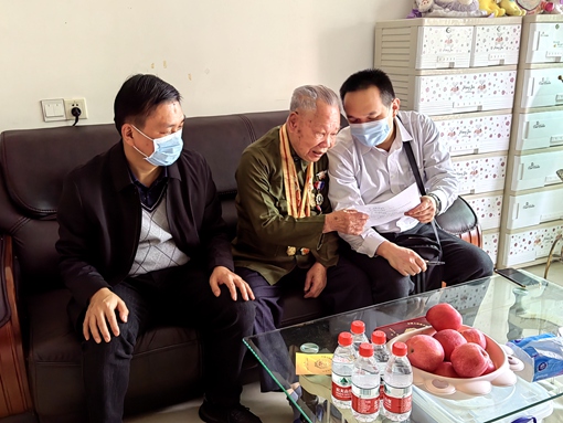 與退役軍人親切交談 副本（在鄉(xiāng)復員軍人區(qū)煜晨）.jpg