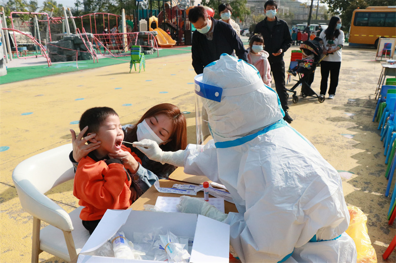 耐心安撫幼兒配合“咽拭子”采集.JPG