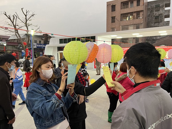 群眾積極參與猜燈謎-2.jpg