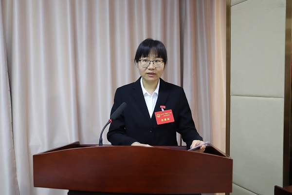鎮(zhèn)長梁志嬌作政府工作報告.JPG