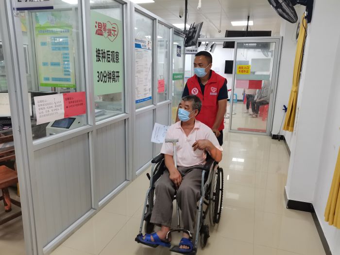 黨員干部專車接送協(xié)助行動(dòng)不便老人前往接種 (1).jpg