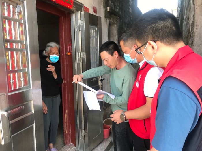 市紀(jì)委黨員志愿者下村發(fā)動(dòng)宣傳.jpg