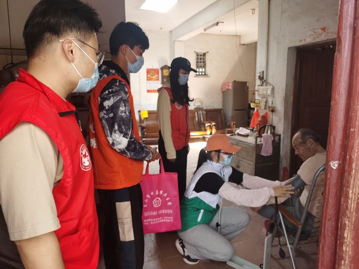 醫(yī)護(hù)人員上門為老年人進(jìn)行身體檢查 (2).jpg