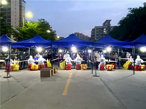 在臺城街道各核酸檢測點，今夜燈火通明，臺城街道黨員干部、志愿者日以繼夜守護全城安康_副本.jpg