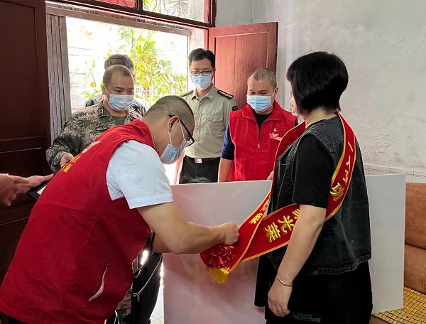 一人立功，全家光榮——廣海鎮(zhèn)為榮立個人三等功的現(xiàn)役軍人家屬送喜報【曾國球】2.jpg