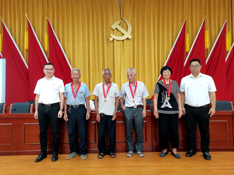 為老黨員發(fā)紀念章.jpg