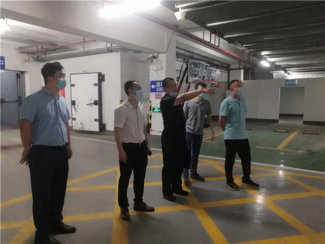 譚局長在新寧體育館了解庇護(hù)場所安置環(huán)境.jpg