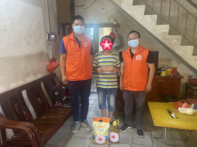 0908容思銘到三合圩慰問困難群眾01.jpg