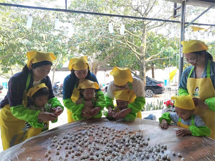 親子做湯圓.jpg