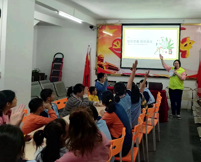 孩子們舉手回答穩(wěn)定_副本.jpg