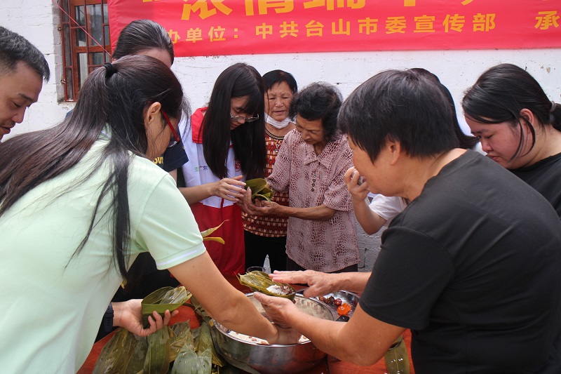 Ⅲ-8-1）-①（端午節(jié)）主辦單位：臺山市委宣傳部，臺山市三合鎮(zhèn)人民政府，活動時間：2023年6月20日，活動主題：“我們的節(jié)日&middot;精神的家園”2023年臺山市傳統(tǒng)節(jié)日主題活動——濃情端午，粽葉飄香”包粽子活動 (9).JPG