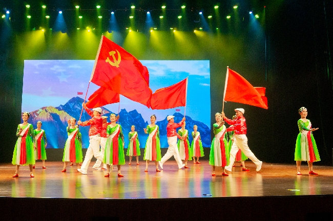 老干部局藝術(shù)團(tuán)表演《百年再起航》 (1).jpg