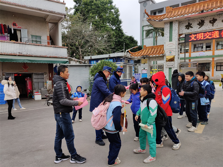 學校門口宣傳1.jpg
