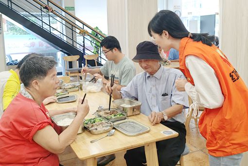 老人們在長者飯?zhí)糜淇煊貌蚠副本.jpg