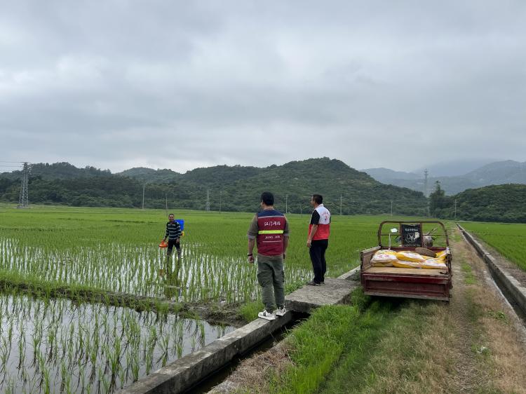 在北陡鎮(zhèn)寨門村，黨員志愿者和網(wǎng)格員一對一走訪了解村民在春耕生產(chǎn)中的實際困難。 (1).jpg