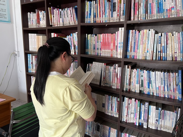 1檢查靖安村農(nóng)家書屋.jpg