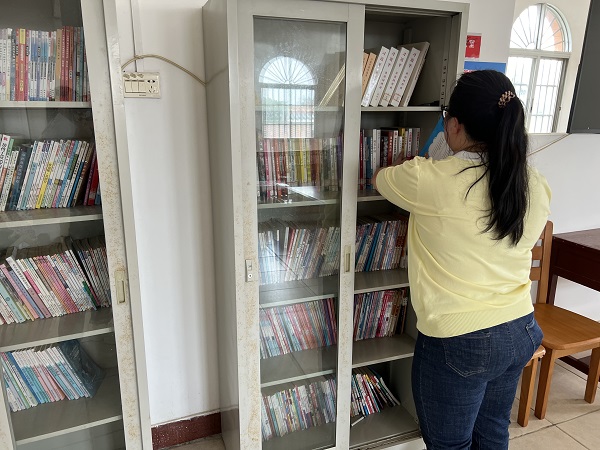 2檢查雙龍村農(nóng)家書屋.jpg