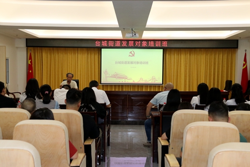 臺山市優(yōu)秀黨員李柏達(dá)正在為發(fā)展對象們分享經(jīng)驗(yàn)_副本.jpg